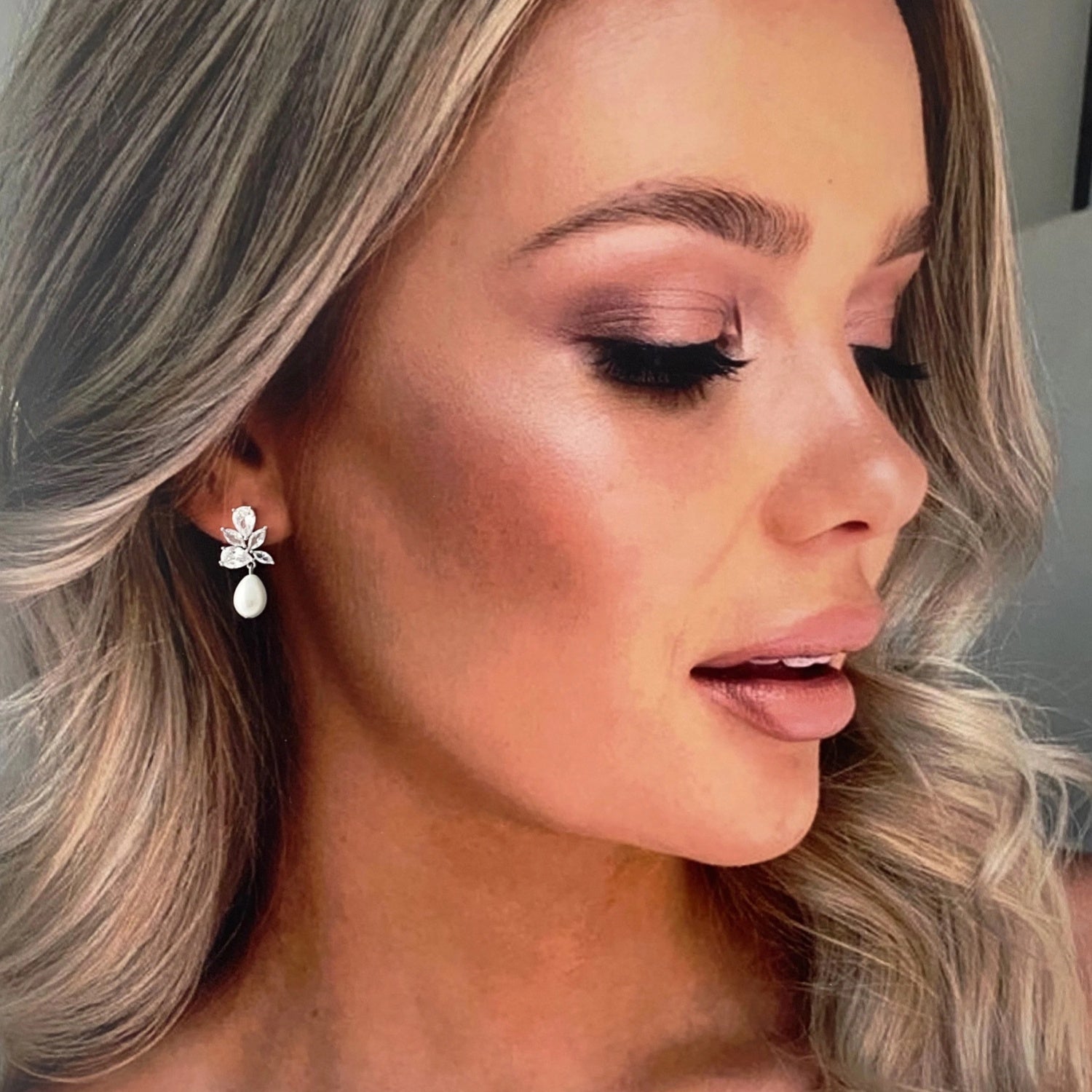 Elegant Dazzling Zircon Pearl Earrings