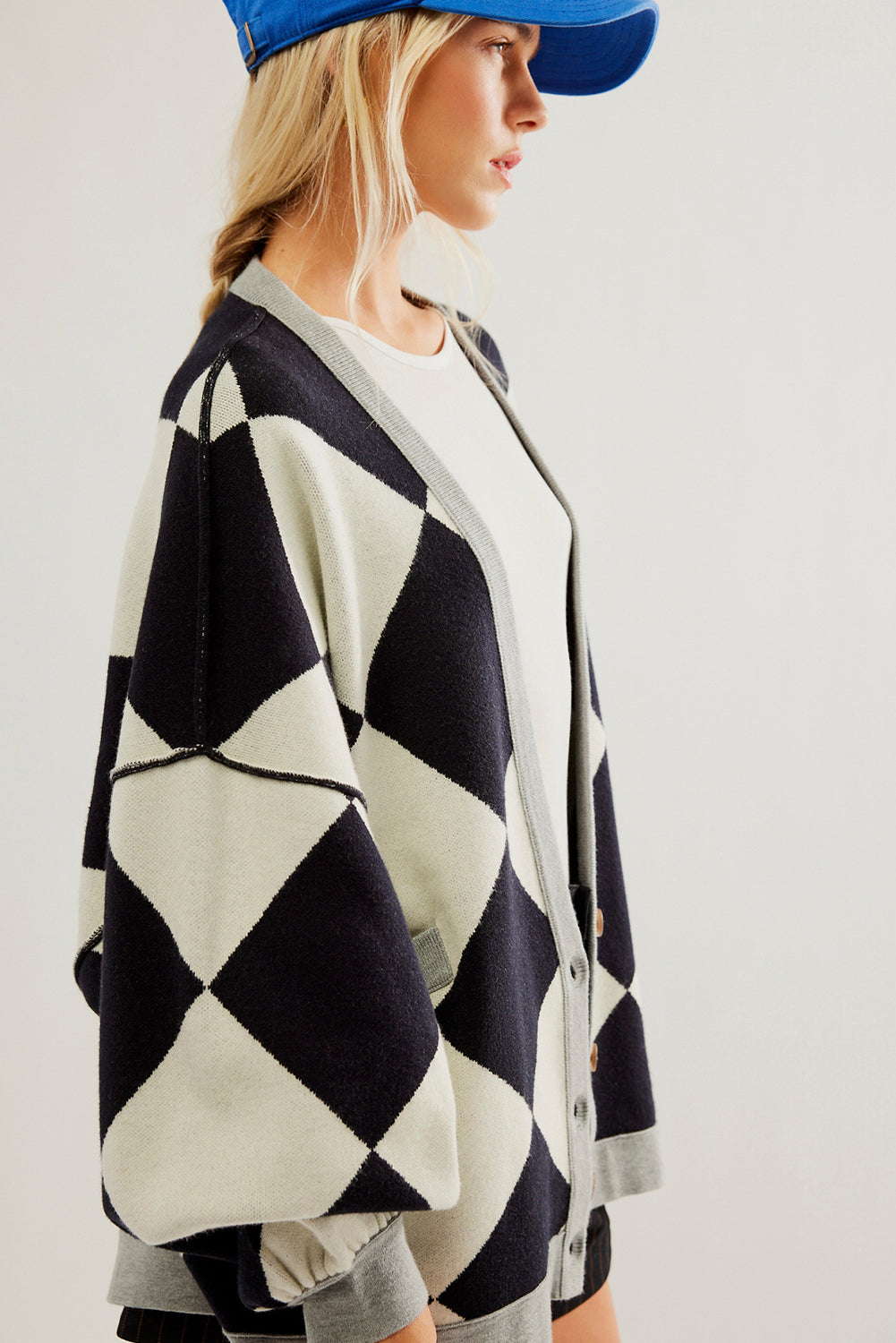 B&W Diamond Drop Shoulder Buttoned Loose Cardigan