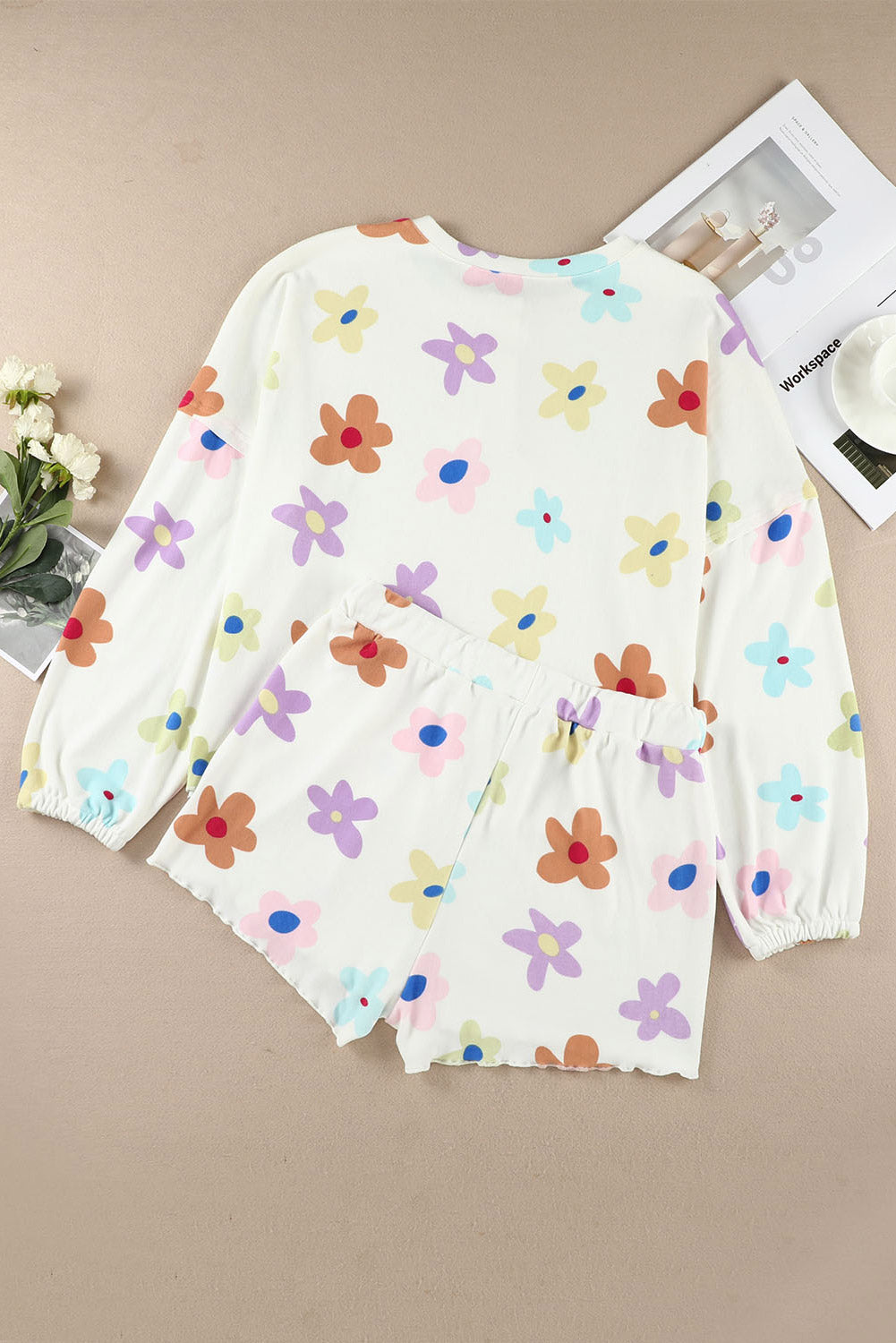 White Plus Size Flower Print Raglan Pullover and Shorts Outfit