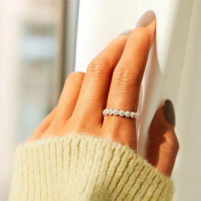 Dainty Daisy Ring